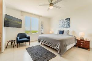 een slaapkamer met een bed en een blauwe stoel bij ☆BLUE DREAM- Beachfront/ 6 pax/ Excellent WIFI☆ in Cancun