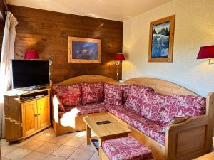 TV a/nebo společenská místnost v ubytování Appartement avec Terrasse au Pied des Pistes, Centre des Gets, 3 Étoiles, 6 pers., Animaux Acceptés - FR-1-623-280