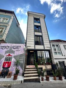 een gebouw met een trein aan de zijkant bij Taksim Story Residence in Istanbul