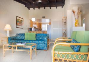 uma sala de estar com um sofá e uma mesa em WIVC La Paloma Resort - Your Vacation Escape to Rosarito, Swimming Pool & Short Walk To The Beach em Popotla