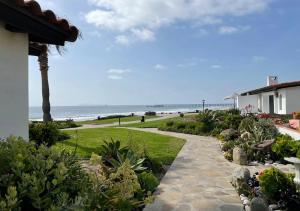 uma passagem para a praia com o oceano ao fundo em WIVC La Paloma Resort - Your Vacation Escape to Rosarito, Swimming Pool & Short Walk To The Beach em Popotla