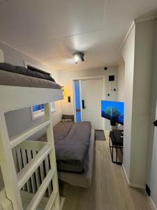niewielka sypialnia z łóżkiem piętrowym i telewizorem w obiekcie NEW! Modern - Central - Cozy place by the Sherpa stairs w mieście Tromsø