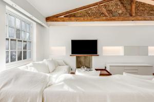 Ein Bett oder Betten in einem Zimmer der Unterkunft Luxury Loft-Style Mews House