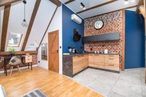 Kuchyňa alebo kuchynka v ubytovaní Przytulny Apartament Z Wieżą