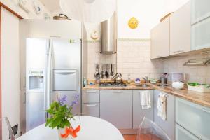 A kitchen or kitchenette at La Casa di Marina