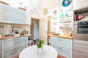 A kitchen or kitchenette at La Casa di Marina