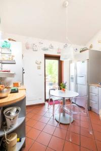 A kitchen or kitchenette at La Casa di Marina