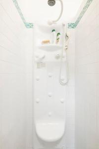 ein Badezimmer mit einem weißen WC und einem Waschbecken in der Unterkunft Vicolo Parchetto 9 in Ferrara