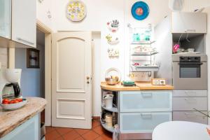 A kitchen or kitchenette at La Casa di Marina