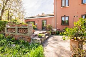 - une vue sur l'extérieur d'une maison avec un jardin dans l'établissement La Casa di Marina, à Ferrare