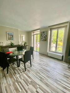 a living room with a glass table and chairs at Homelière in Villeneuve-sur-Bellot