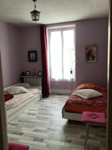 1 Schlafzimmer mit 2 Betten und einem Fenster in der Unterkunft Homelière in Villeneuve-sur-Bellot