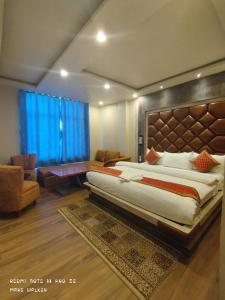 een grote slaapkamer met een groot bed en een bank bij HOTEL CITY PARK in Janakpur