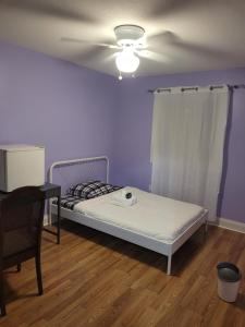 Una cama o camas en una habitación de Kanata Prime Location, Ottawa
