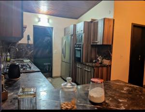 cocina con armarios de madera y encimera en Chácara Morada Do Sol, en Río de Janeiro