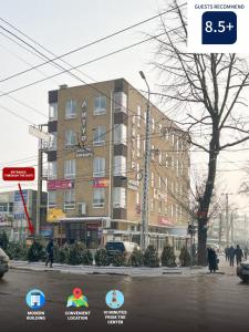un edificio en una calle con gente caminando delante de él en Eva At Home - Bishkek en Bishkek