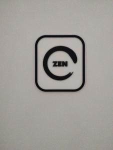 un primer plano de un logotipo zen en una pared en Silver Home en Nazaré