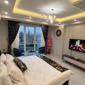 Un pat sau paturi într-o cameră la The Golden Horn Deluxe Vip Suite Beyoglu Istanbul
