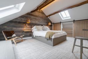 um quarto com uma cama e uma parede de madeira em The Corner Cottage, Romantic 5* for 2, Windermere em Windermere