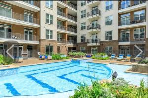 una imagen de una piscina en un complejo de apartamentos en Amazing Luxury Living 1bdrm kingbd Downtwn Houston, en Houston