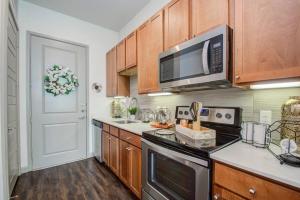 a kitchen with a stove and a microwave at Amazing Luxury Living 1bdrm kingbd Downtwn Houston in Houston