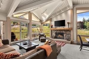 Televisyen dan/atau pusat hiburan di Enclave 308, Snowmass Ski-In/Ski-Out Condo w/Shared Pool/Hot Tub