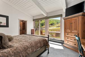 Katil atau katil-katil dalam bilik di Enclave 308, Snowmass Ski-In/Ski-Out Condo w/Shared Pool/Hot Tub +22 gambar