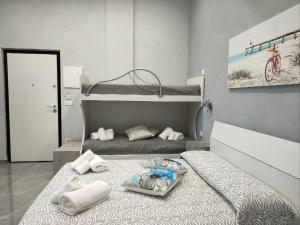 una camera con due letti a castello e asciugamani di La Torre CASA SUL MARE a Manfredonia