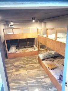 Habitación con 3 literas en una habitación en Siargao Vibes Private Resort en Bago