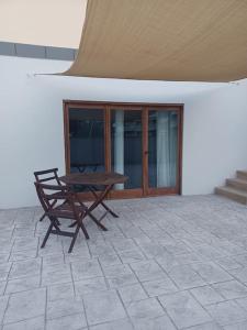 a wooden table and bench next to a building at Apartamento El Maset in Tárrega