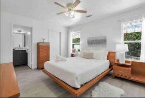 - une chambre avec un lit et un ventilateur de plafond dans l'établissement The Coachella Gem weekly discounts, à Coachella