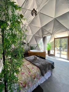 um quarto com uma cama numa tenda em Refúgio Santa Helena - Domo Zen em Salesópolis