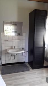 uma casa de banho com um lavatório e uma janela em Ferienwohnung Silk em Niederkrüchten