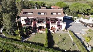 an aerial view of a house at Complesso La Foce - Clima, parcheggi, spazi esterni privati in Marina di Campo