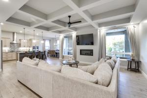 グランドジャンクショ​​ンにあるStunning Grand Junction Home Near Downtown!のリビングルーム(大きなソファ付)、キッチンが備わります。