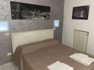um quarto com uma cama com duas toalhas em San Donato Apartment em Barletta