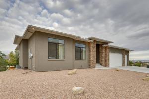 グランドジャンクショ​​ンにあるStunning Grand Junction Home Near Downtown!の砂利の庭がある家