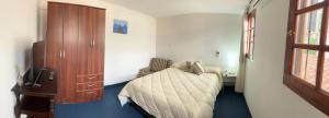 um quarto com uma cama e um armário de madeira em Like home 2 em Salta