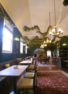 The Selsey Arms في West Dean: مطعم فيه طاولات وكراسي في الغرفة