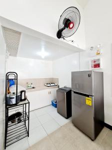 uma cozinha com um frigorífico e uma ventoinha em Calapan City Guest House Transient in a Subdivision near Malls L41 em Calapan