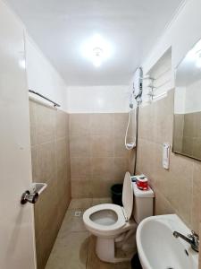 uma casa de banho com um WC e um lavatório em Calapan City Guest House Transient in a Subdivision near Malls L41 em Calapan