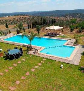 een luchtzicht op een zwembad in een resort bij Maison Ain Lakssab in Ben Slimane