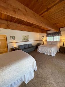 a bedroom with two beds and a couch in it at Berkshire Inn in Groveland