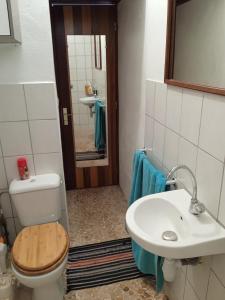 ein Bad mit einem WC und einem Waschbecken in der Unterkunft MO TI KOTÉ in Cayenne
