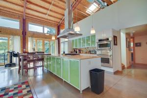 una cocina con isla en una habitación grande en Riverfront Libertyville Retreat with Outdoor Kitchen, en Libertyville