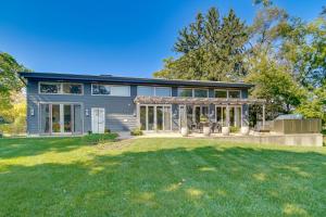 une maison avec une pelouse devant elle dans l'établissement Riverfront Libertyville Retreat with Outdoor Kitchen, à Libertyville