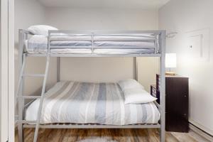een slaapkamer met 2 stapelbedden in een kamer bij Wildflower C-9 101 in Sandpoint