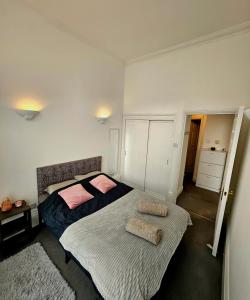 ein Schlafzimmer mit einem Bett mit zwei Kissen darauf in der Unterkunft Lovely One Bedroom Appartment in Marylebone Central London - 4 people in London