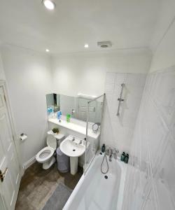 Ein Badezimmer in der Unterkunft Lovely One Bedroom Appartment in Marylebone Central London - 4 people