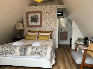 een slaapkamer met een groot bed met een muur bij Arrabia Guest Houses Glamping in Raiva